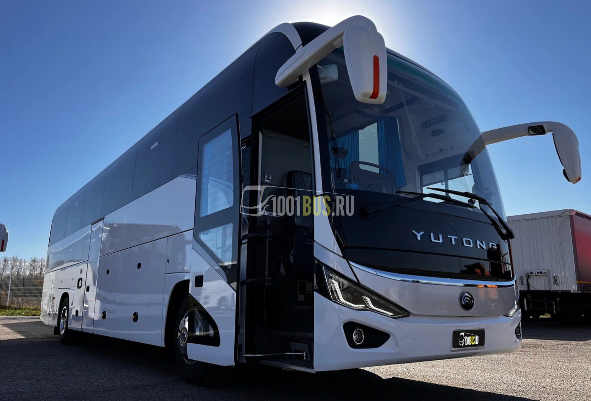 Yutong ZK6128H (белый, 51 место)
